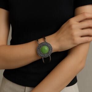 4/$20. NWOT Green & Silver Bracelet